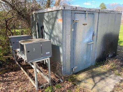 12' X 8' OUTDOOR WALK IN COOLER / FREEZER COMBO WITH RUBBER ROOF.