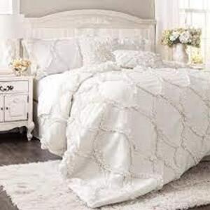 DESCRIPTION: (1) 3 PIECE COMFORTER SET BRAND/MODEL: LUSH DECOR INFORMATION: WHITE RETAIL$: $110.00 EA SIZE: QUEEN QTY: 1