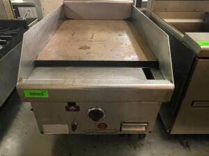 DESCRIPTION: SOUTHBEND 18" X 30" COUNTER TOP GAS GRIDDLE. BRAND / MODEL: SOUTHBEND ADDITIONAL INFORMATION NATURAL GAS, COMES WITH REGULATOR QTY: 1