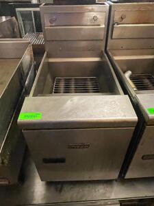 DESCRIPTION: PITCO COUNTER TOP GAS DEEP FRYER. NO BASKETS BRAND / MODEL: PITCO ADDITIONAL INFORMATION NATURAL GAS QTY: 1