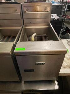 DESCRIPTION: PITCO COUNTER TOP GAS DEEP FRYER. NO BASKETS BRAND / MODEL: PITCO ADDITIONAL INFORMATION NATURAL GAS QTY: 1