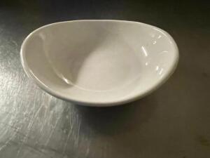 DESCRIPTION: (24) WORLD CHINA 6" OVAL PLATES BRAND / MODEL: WORLD CHINA THIS LOT IS: SOLD BY THE PIECE QTY: 24