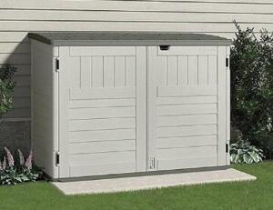 DESCRIPTION (1) SUNCAST STOW-AWAY STORAGE SHED BRAND/MODEL BMS4700 ADDITIONAL INFORMATION HORIZONTAL/CAPACITY: 70 CU-FT/RETAILS AT $399.00 SIZE 5'10.5