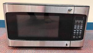 1.1 CU FT STAINLESS MICROWAVE OVEN (MISSING HANDLE)