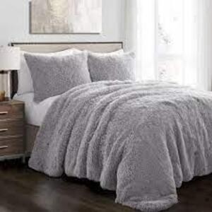 DESCRIPTION: (1) COMFORTER SET BRAND/MODEL: LUSH DECOR INFORMATION: GREY RETAIL$: $70.00 EA SIZE: QUEEN QTY: 1