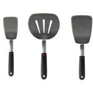 DESCRIPTION: (1) 3 PIECE SILICONE TURNER SET BRAND/MODEL: OXO #1373949 RETAIL$: $46.00 EA SIZE: 11.25'' X 3.12'' X 3.25'' 12.5'' X 4'' X 3.25'' 12� X