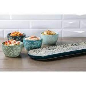 DESCRIPTION: (1) 5 PIECE SERVE SET BRAND/MODEL: MUMS #1535389 INFORMATION: BLUE FLORAL RETAIL$: $40.00 EA QTY: 1