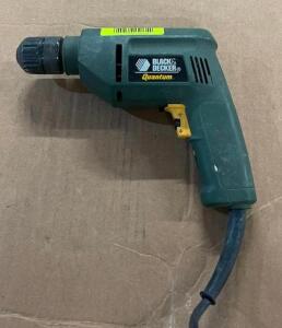 DESCRIPTION: 3/8" ELECTRIC KEYLESS CHUCK DRILL BRAND/MODEL: BLACK+DECKER INFORMATION: TESTED AND WORKING QTY: 1