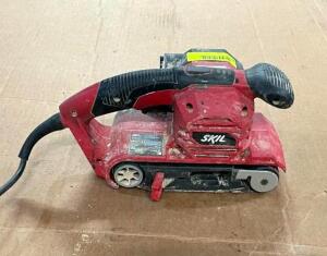 DESCRIPTION: 3"X18" ELECTRIC BELT SANDER BRAND/MODEL: SKIL INFORMATION: TESTED AND WORKING QTY: 1