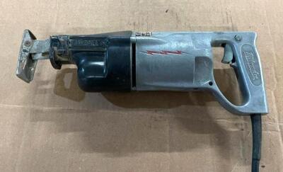 DESCRIPTION: HEAVY DUTY ELECTRIC SAWZALL BRAND/MODEL: MILWAUKEE INFORMATION: TESTED AND WORKING QTY: 1