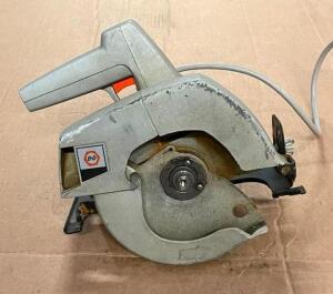 DESCRIPTION: 7-1/4" ELECTRIC CIRCULAR SAW BRAND/MODEL: BLACK+DECKER INFORMATION: TESTED AND WORKING QTY: 1