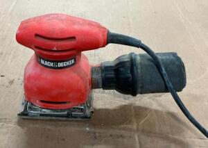 DESCRIPTION: ELECTRIC FINISHING PALM SANDER BRAND/MODEL: BLACK+DECKER INFORMATION: TESTED AND WORKING QTY: 1