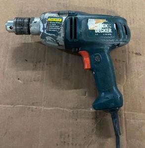 DESCRIPTION: 13MM ELECTRIC DRILL BRAND/MODEL: BLACK+DECKER INFORMATION: TESTED AND WORKING QTY: 1