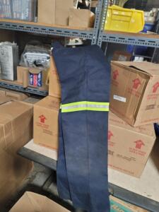 DESCRIPTION (1) CASE OF APPROX (20) WORK PANTS BRAND/MODEL RED KAP #PZ26SNB ADDITIONAL INFORMATION RETAILS FOR $30.00 SIZE SIZE 36 THIS LOT IS ONE MON