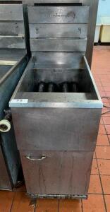 DESCRIPTION: PITCO 35 LB. GAS DEEP FRYER BRAND / MODEL: PITCO ADDITIONAL INFORMATION NATURAL GAS LOCATION: KITCHEN QTY: 1