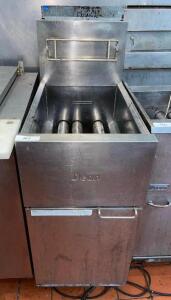 DESCRIPTION: DEAN 40 LB. GAS DEEP FRYER BRAND / MODEL: DEAN SR42GN ADDITIONAL INFORMATION NATURAL GAS LOCATION: KITCHEN QTY: 1