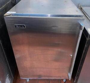 DESCRIPTION: PERLICK SINGLE DOOR UNDER COUNTER COOLER. BRAND / MODEL: PERLICK ADDITIONAL INFORMATION 115 VOLT, 1 PHASE LOCATION: KITCHEN QTY: 1