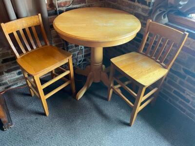 36" ROUND OAK PUB TABLE W/ (2) STOOLS