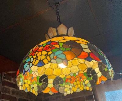 TIFFANY STYLE PENDANT LIGHT.