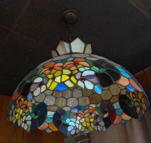 TIFFANY STYLE PENDANT LIGHT.