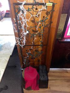 METAL GARDEN TRELLIS W/ STRAND LIGHT