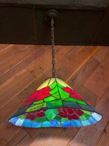 TIFFANY STYLE PENDANT LIGHT.