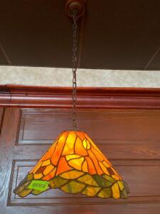 TIFFANY STYLE PENDANT LIGHT.