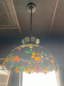 TIFFANY STYLE PENDANT LIGHT.