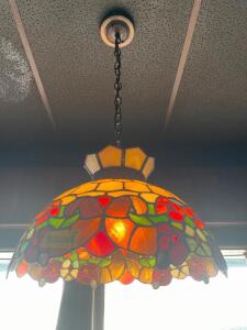 TIFFANY STYLE PENDANT LIGHT.