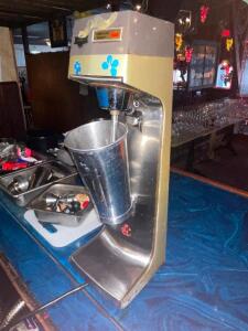 HAMILTON BEACH SCOVILL MIXER W/ CUP.