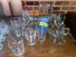 (1) LOT OF ASSORTED BAR GLASSES