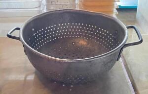 DESCRIPTION: 13" COLANDER QTY: 1