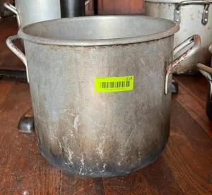 DESCRIPTION: 13" STOCK POT SIZE: 13"X11" QTY: 1