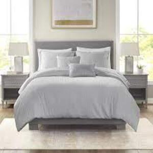 DESCRIPTION: (1) 5 PIECE COMFORTER SET BRAND/MODEL: BEAUTYREST INFORMATION: WHITE RETAIL$: $80.00 EA SIZE: KING QTY: 1