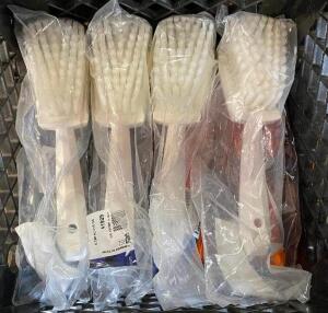 (4) KITCHEN SCRUBBING BRUSHES IN WHITE, NEW