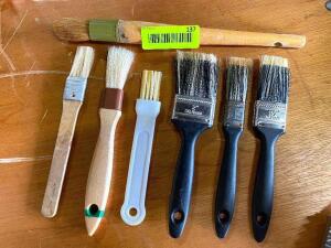 ASSORTED MULTI-PURPOSE BRUSHES AS SHOWN