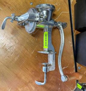 VICTORIA MEAT GRINDER WITH TABLE MOUNT