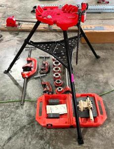 RIDGID PORTABLE TRISTAND CHAIN VICE W/ LT6-900A LEVEL TRANSIT & ASSORTED PIPE THREADING TOOLS