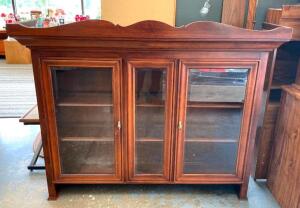 WOODEN CHINA CABINET HUTCH WITH LIGHT