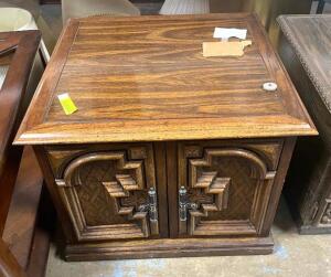 2-DOOR WOODEN END TABLE