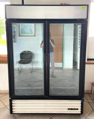 DESCRIPTION: TRUE TWO-SECTION REMOTE DISPLAY FREEZER W/ SWINGING GLASS DOORS (NOT IN WORKING CONDITION) BRAND/MODEL: TRUE GDM-49F REMOTE INFORMATION: