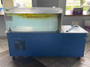 DESCRIPTION: 6 FT. ROLLING LOBSTER TANK LOBSTER TANK SIZE: TANK IS CURRENTLY FILLED LOCATION: FRONT QTY: 1