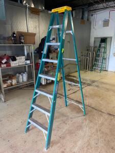 DESCRIPTION: 8' GREEN FIBERGLASS LADDER SIZE: 8' LOCATION: WAREHOUSE QTY: 1