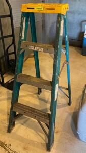 DESCRIPTION: 4 FT. STEP LADDER LOCATION: WAREHOUSE QTY: 1