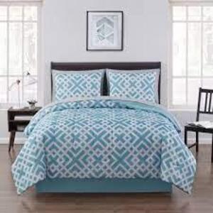 (1) 8 PIECE QUEEN INTERLOCKING GEO COMPLETE BEDDING SET