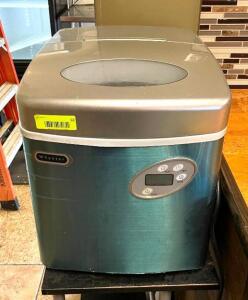 DESCRIPTION: COUNTERTOP ICE MAKER BRAND/MODEL: WHYNTER QTY: 1