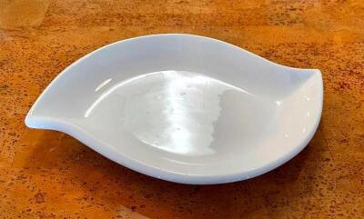 DESCRIPTION: (10) 10.5" CHINA PLATES QTY: 10