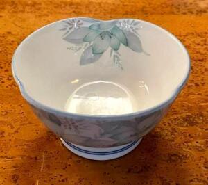 DESCRIPTION: (5) 4" DECORATIVE CHINA BOWLS SIZE: 4"X2.5" QTY: 5