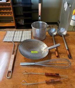 DESCRIPTION: ASSORTED KITCHEN UTENSILS AS SHOWN QTY: 1