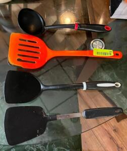 DESCRIPTION: (4) PLASTIC SPATULAS QTY: 4